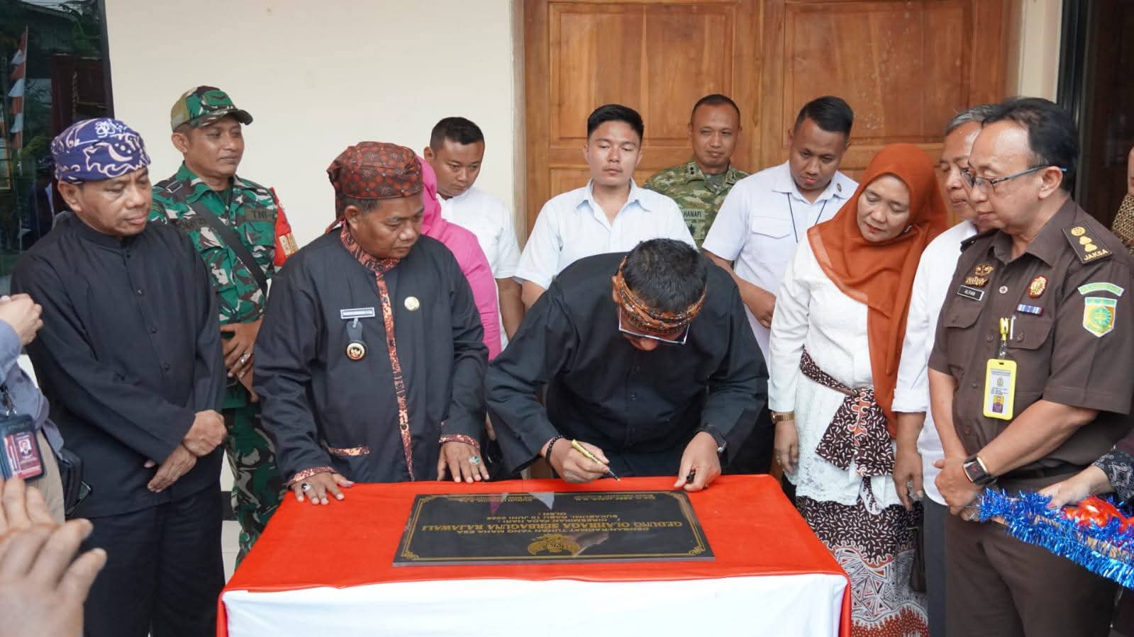 Bupati Sukabumi H. Asep Japar Resmikan Gedung Serbaguna Desa Sukamulya Kecamatan Cikembar