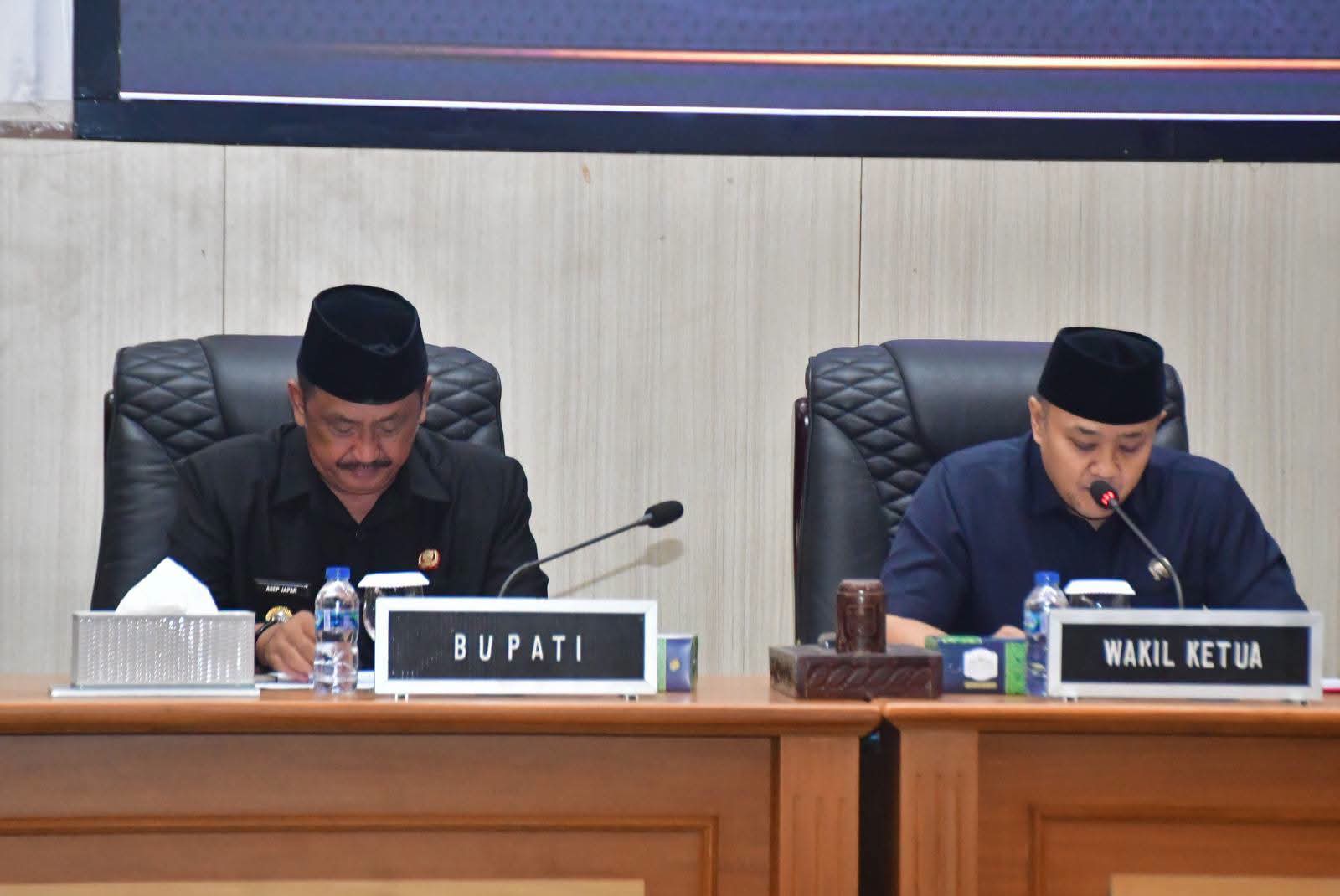 Rapat Paripurna, Bupati Sukabumi H. Asep Japar Sampaikan Pendapat Terhadap Penjelasan DPRD Atas Tiga Raperda