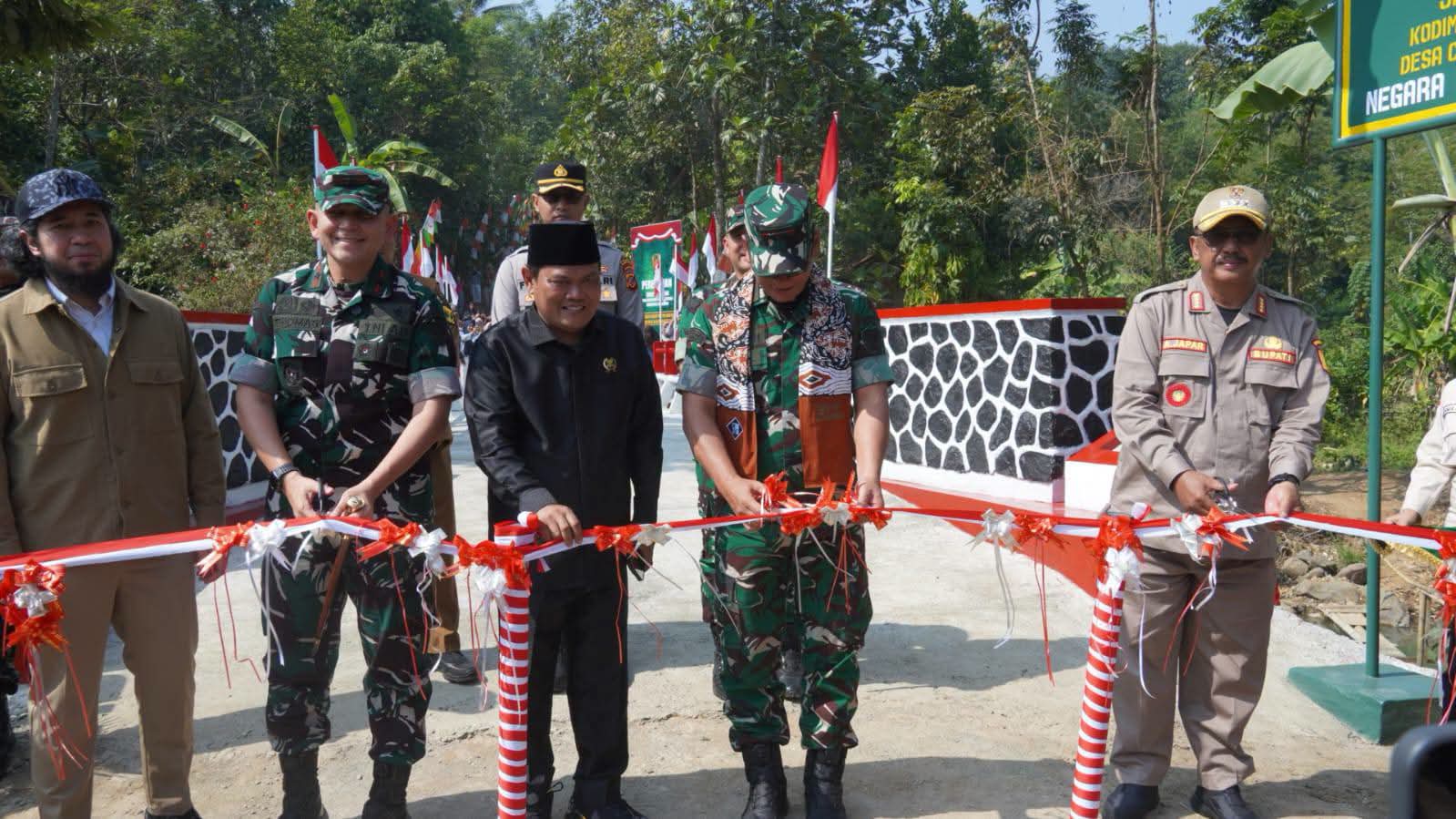 Peresmian Jembatan Garuda Suci, Bupati Sukabumi H. Asep Japar Apresiasi Kemanunggalan TNI