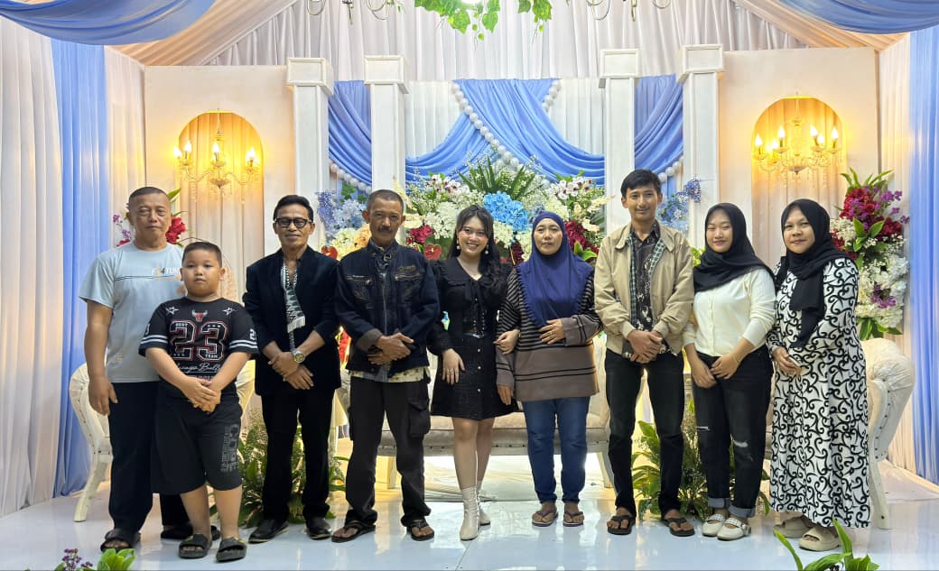 Dadan Indriana Pengarang Lagu Alamat Palsu Didampingi Putrinya Vici Artis Yang Sedang Hit Dengan Lagu Ungkit, ” Hadiri Khitanan Apthar Julian Nugraha Di Sukabumi”
